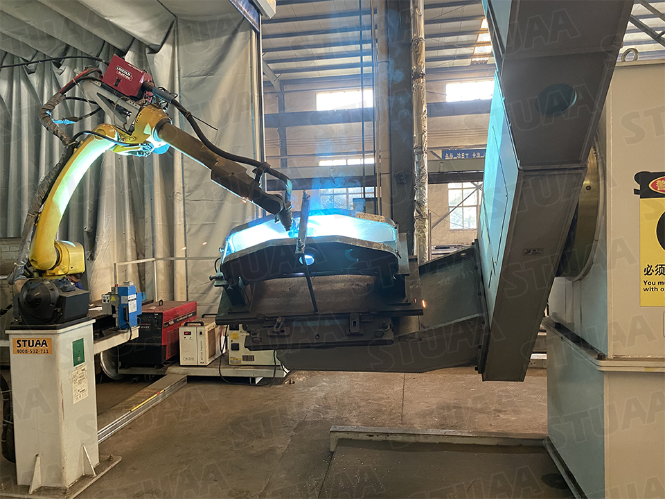 Robot welding system for bulldozer connecting body
